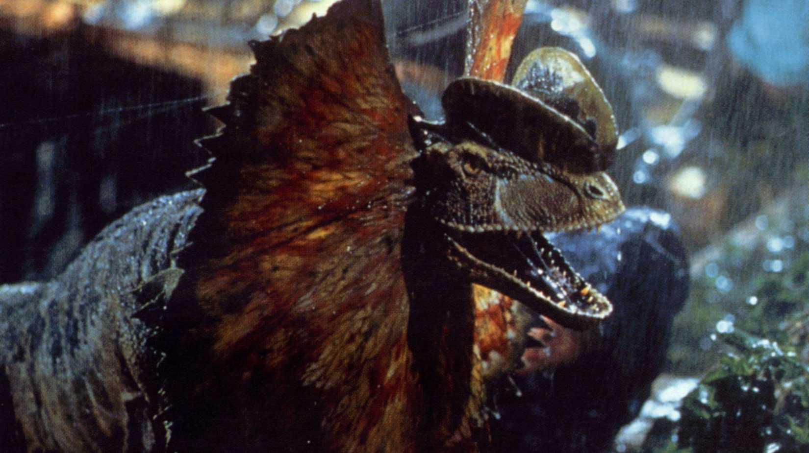 Dilophosaurus gritando com suas membranas abertas em Jurassic Park (1993)