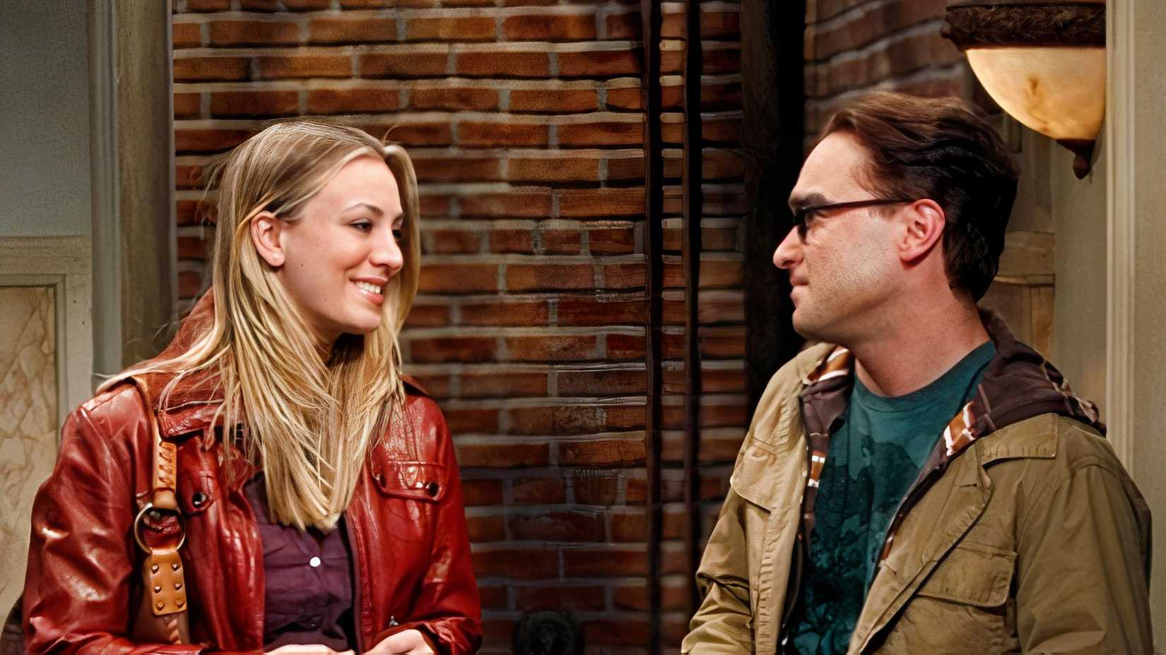 Kaley Cuoco como Penny e Johnny Galecki como Leonard no corredor em The Big Bang Theory