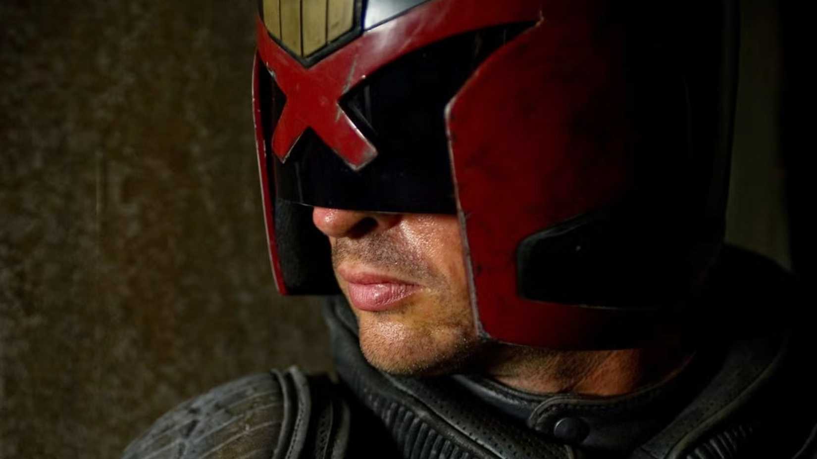 Karl Urban como Juiz Dredd em cena de ação.