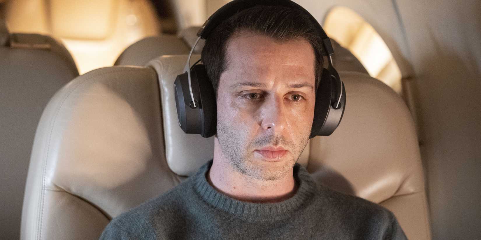 Kendall Roy em um avião particular na série Succession