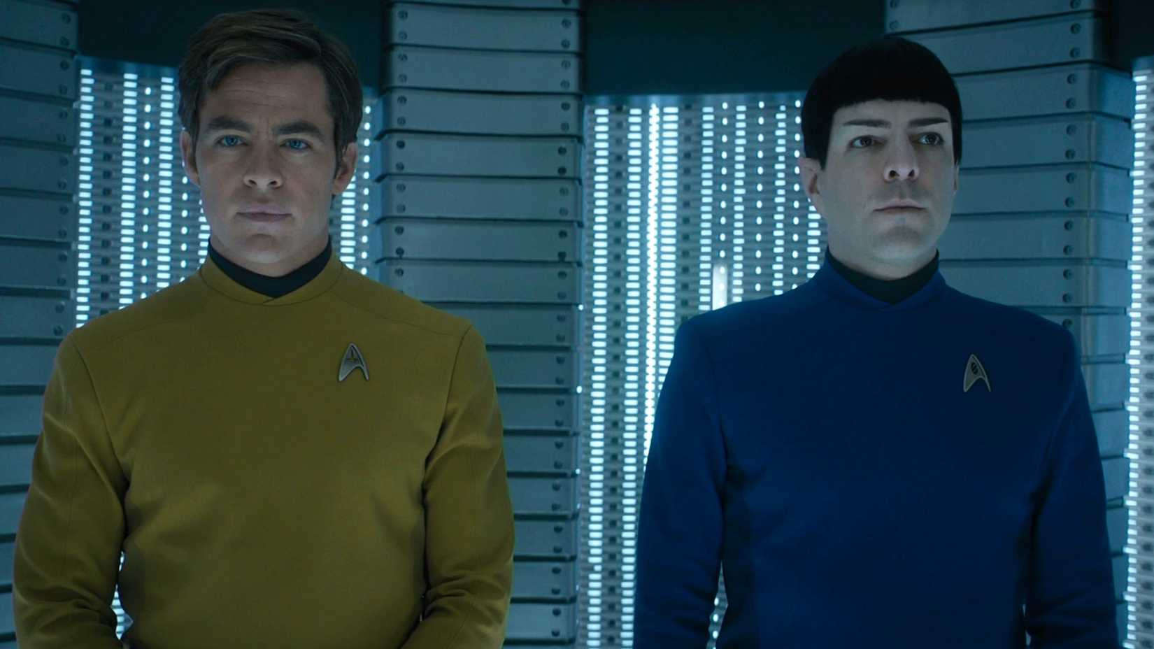 Kirk e Spock em um turbolift de Star Trek.