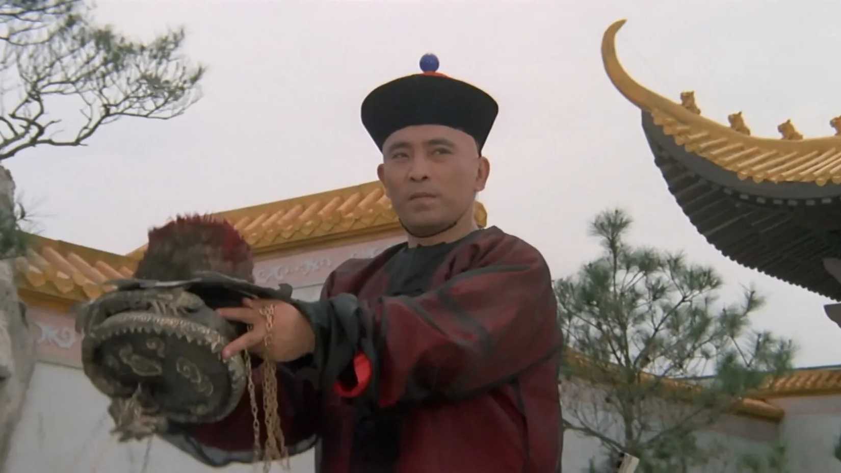 Ku Feng gets ready to throw the flying guillotine in The Flying Guillotine