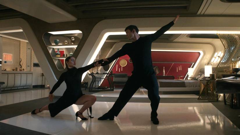 La'an e Spock dançando em Star Trek: Strange New Worlds.