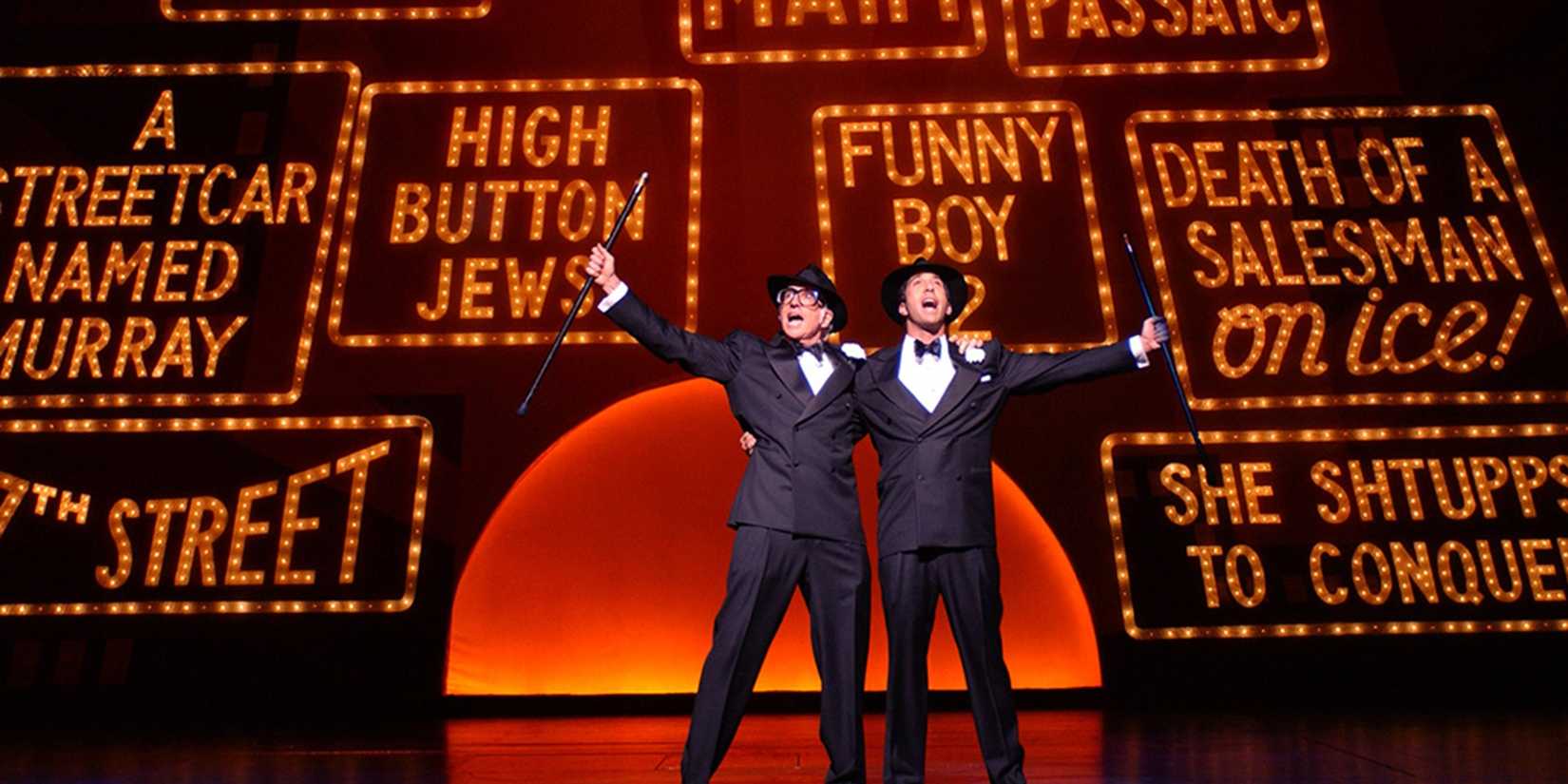 Larry e David Schwimmer no palco em Curb Your Enthusiasm