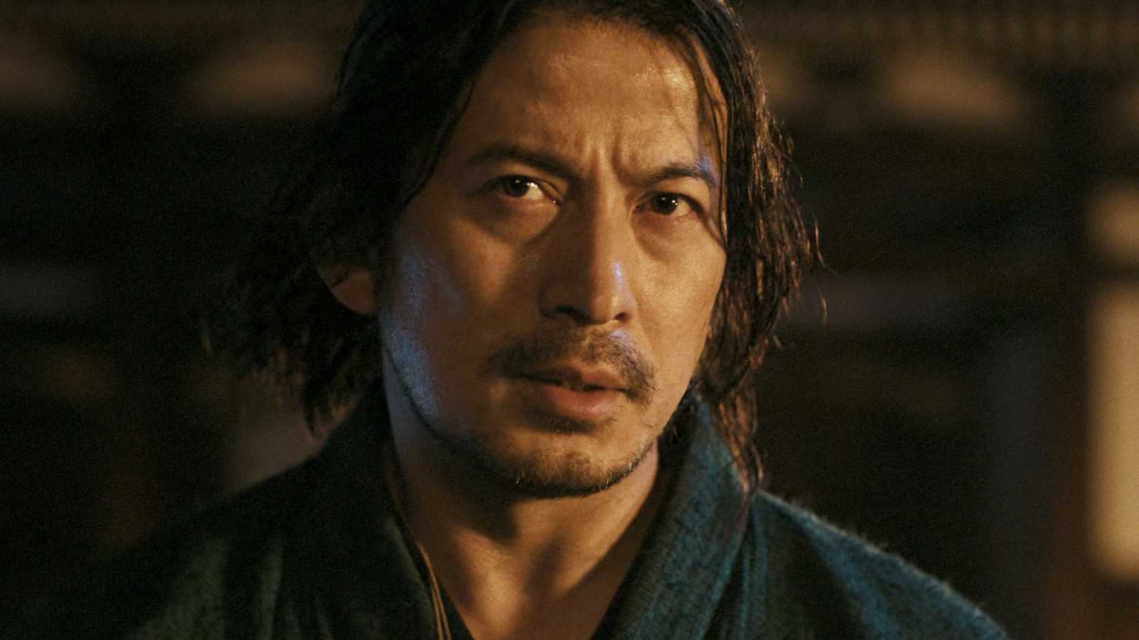 Protagonista de Last Samurai Standing olhando para uma pessoa na série