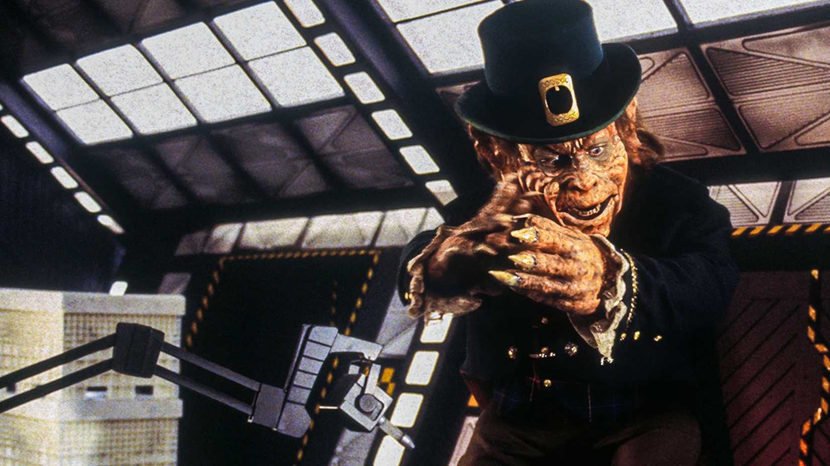Uma versão gigante do Leprechaun inspeciona ouro em Leprechaun 4: In Space