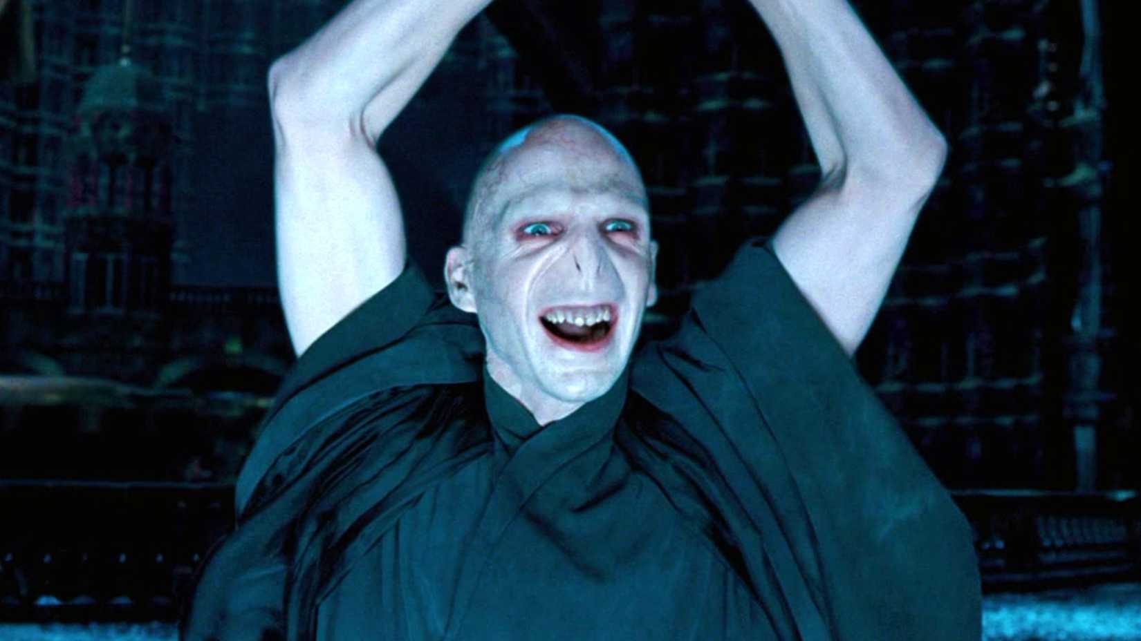 Lord Voldemort lächelt in Harry Potter und der Orden des Phönix