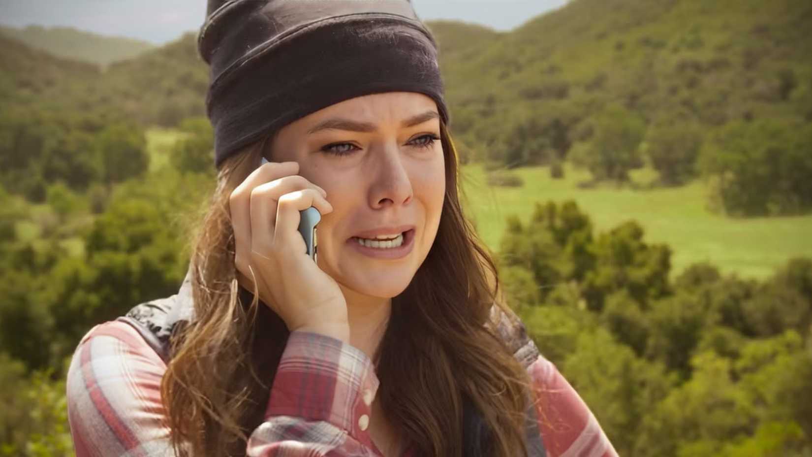 Lorelai ao telefone, chorando em Gilmore Girls: Um Ano Para Recordar.