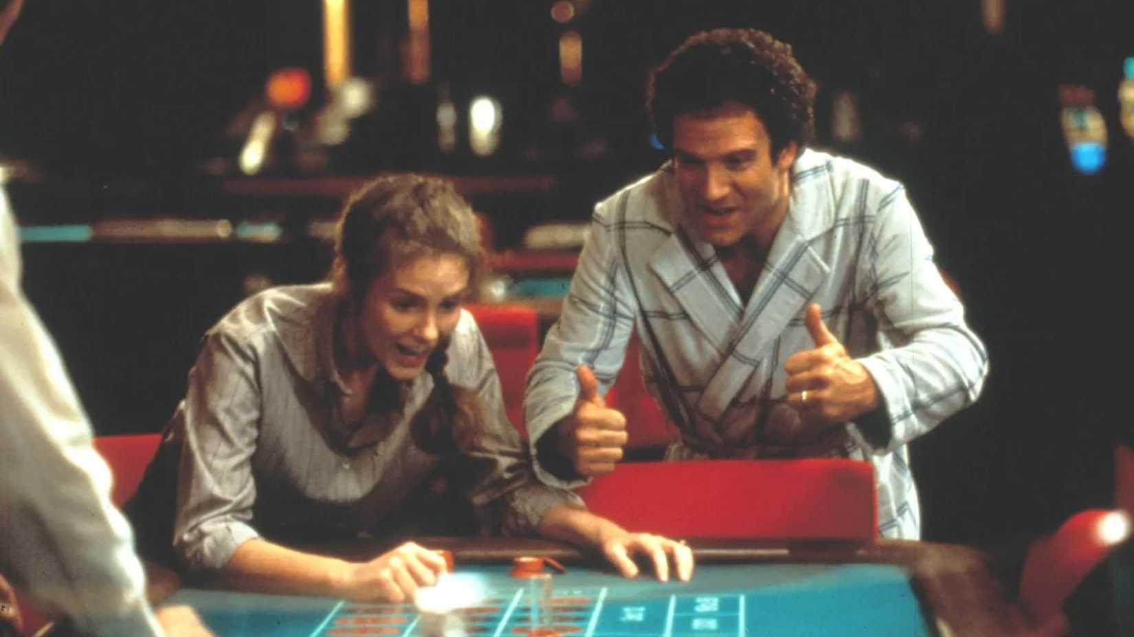 Albert Brooks e Julie Hagerty em cena de Lost in America