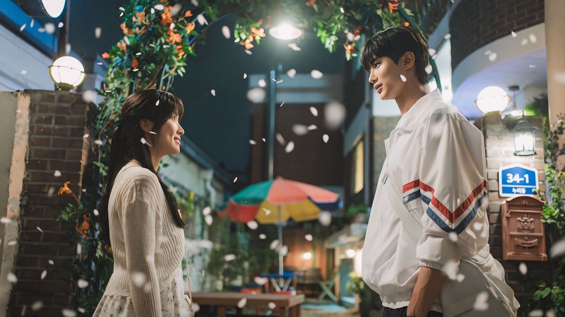 Sol e Sun-jae che si guardano in "Lovely Runner"