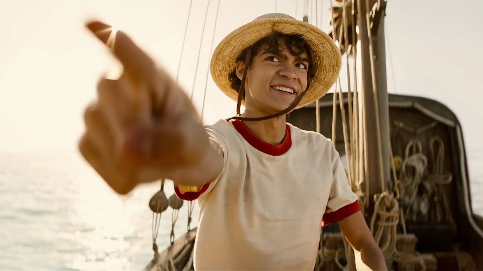 Luffy chỉ tay ra biển trên một chiếc thuyền trong One Piece
