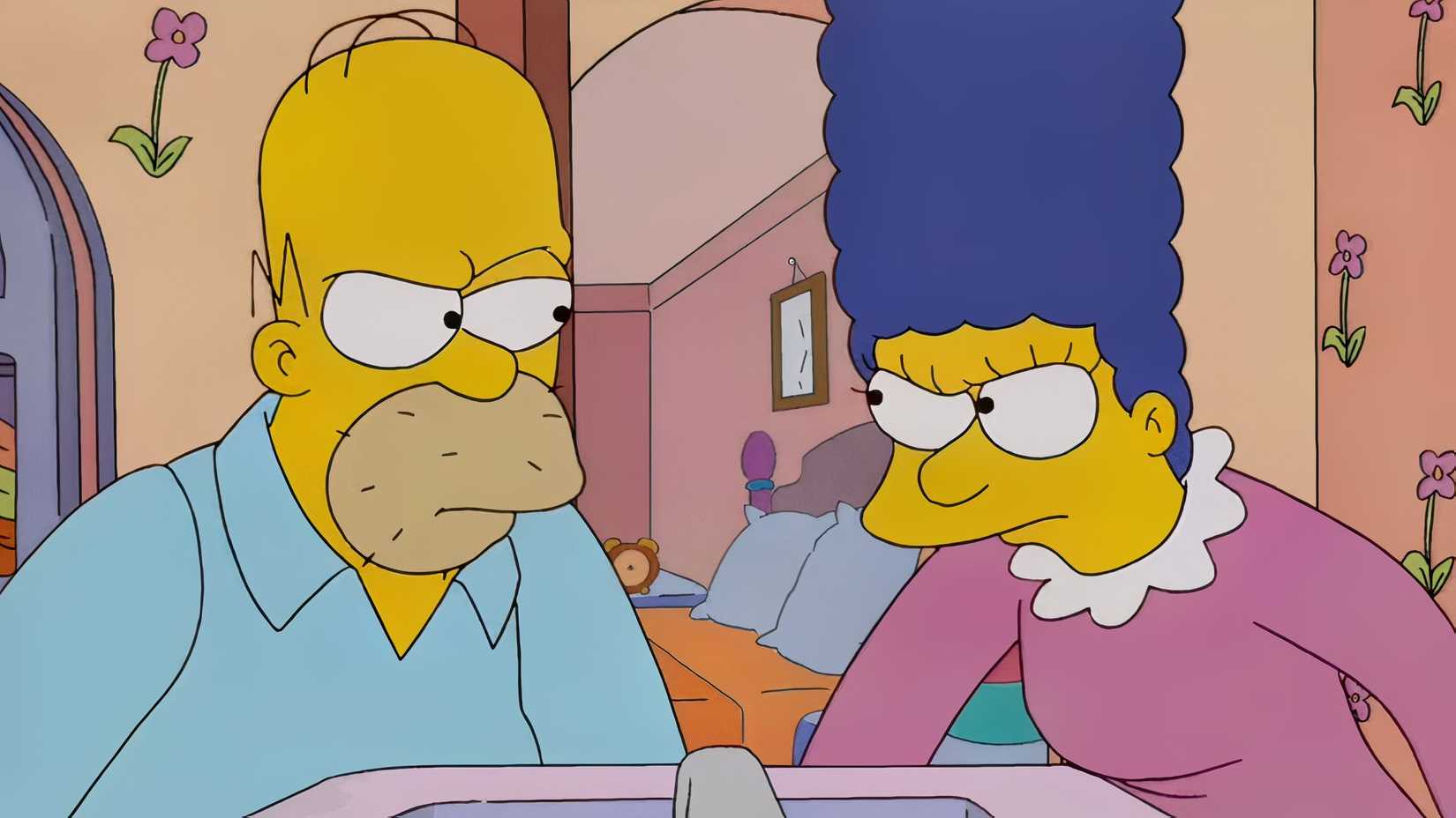 Marge e Homer olham desconfiados para uma pia em Os Simpsons