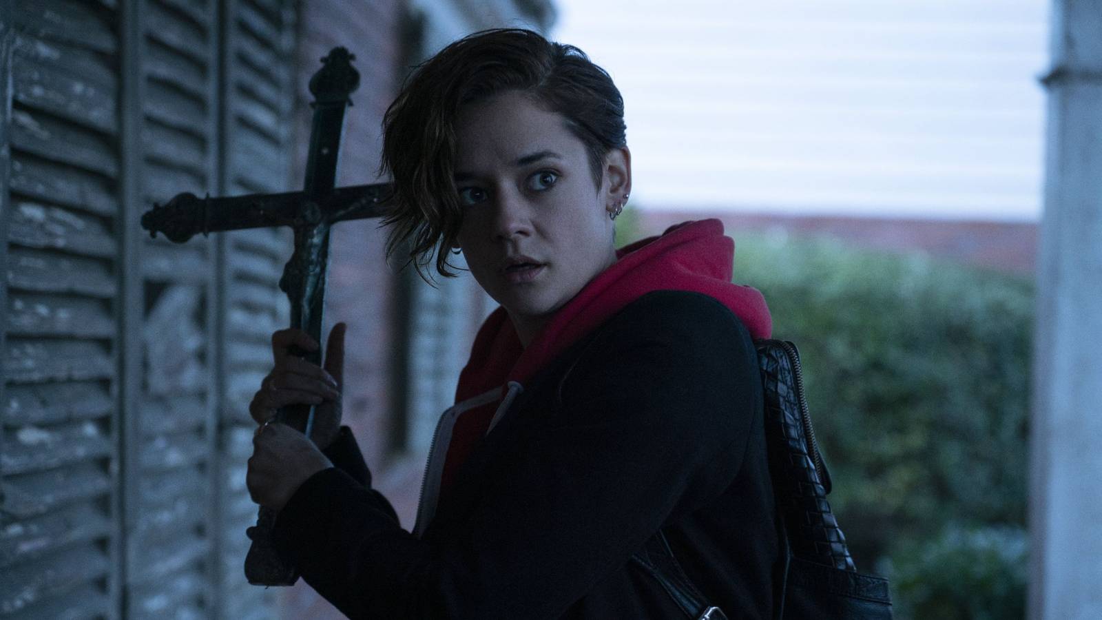 Victoire du Bois as Emma wielding a cross in Marianne.