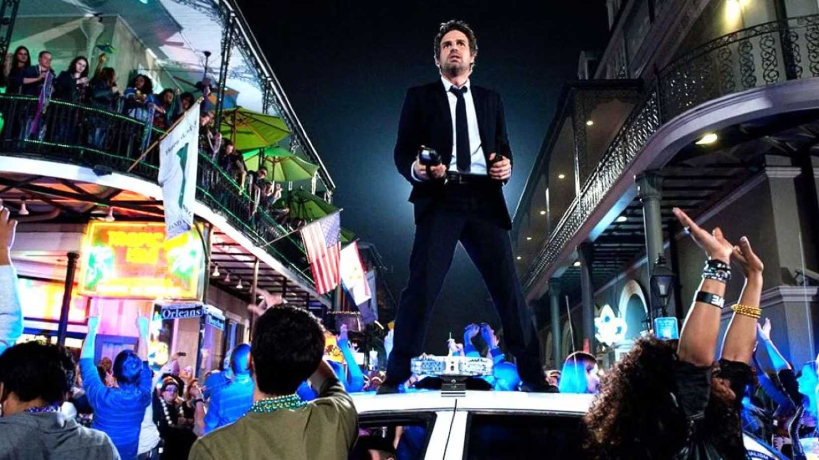 Mark Ruffalo como Dylan Rhodes em pé sobre um carro acima de uma multidão em Now You See Me 2