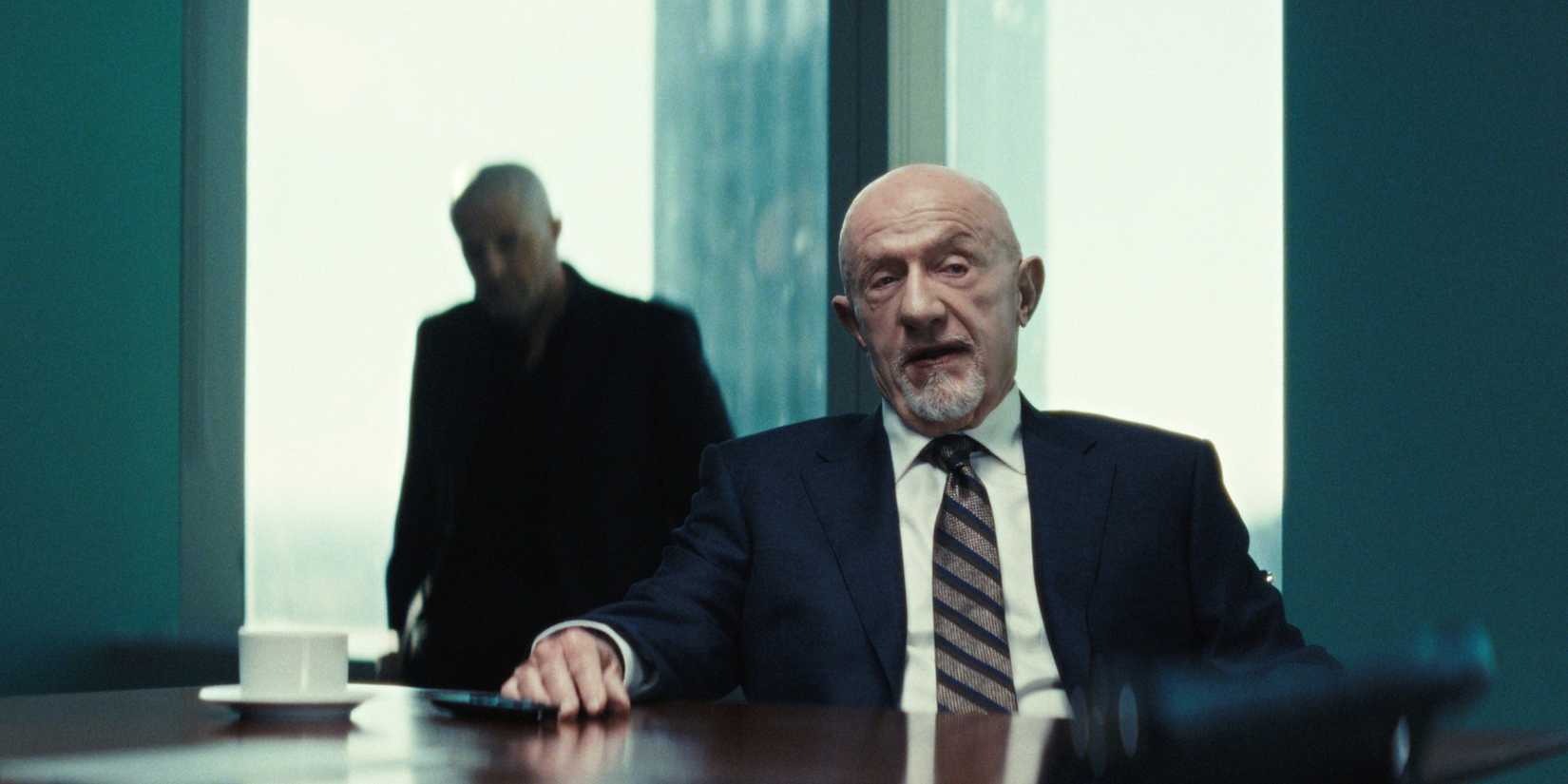 Martin Javis (Jonathan Banks) sitting in an office skyscraper building in The Beast in Me