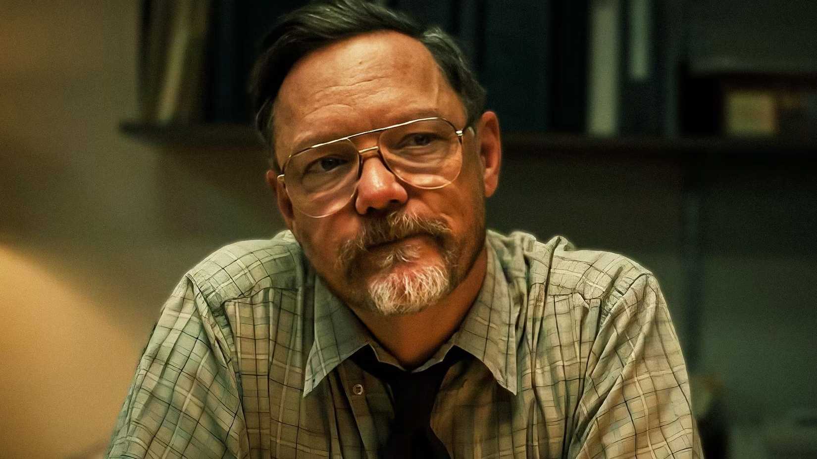 Matthew Lillard como William Afton sentado em sua mesa em Five Nights at Freddy's.