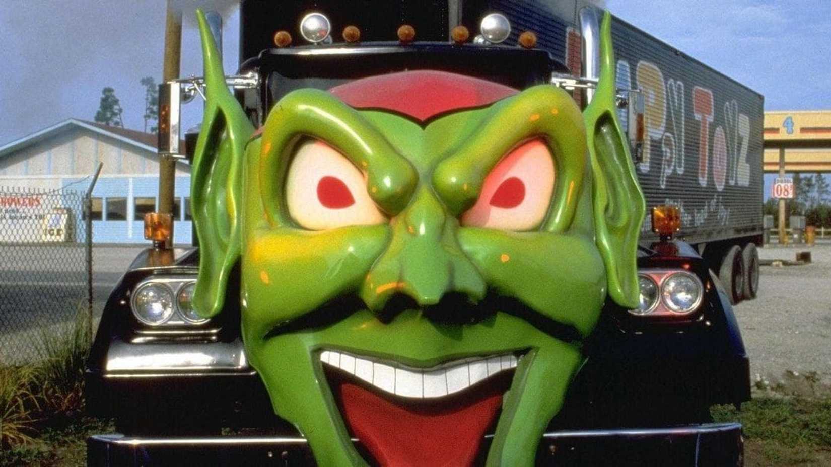 O caminhão Green Goblin brilha com suas luzes em direção à câmera em Maximum Overdrive.