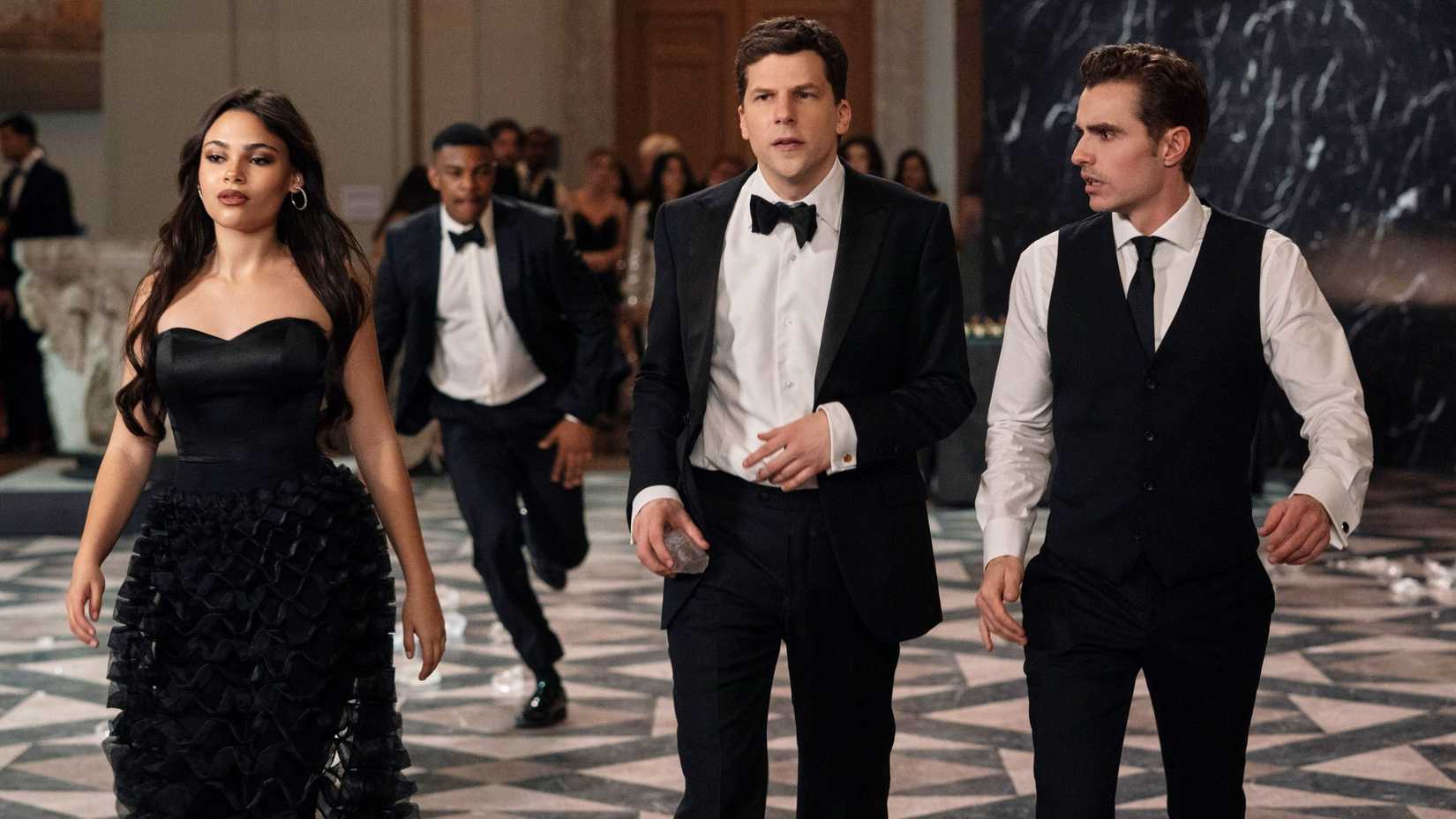 Ariana Greenblatt, Jesse Eisenberg e Dave Franco em Now You See: Now You Don't.