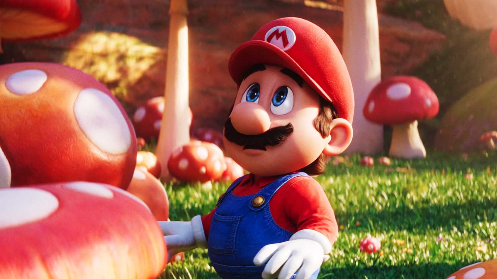Mario (Chris Pratt) olhando para cima cercado por cogumelos em The Super Mario Bros. Movie (2023)