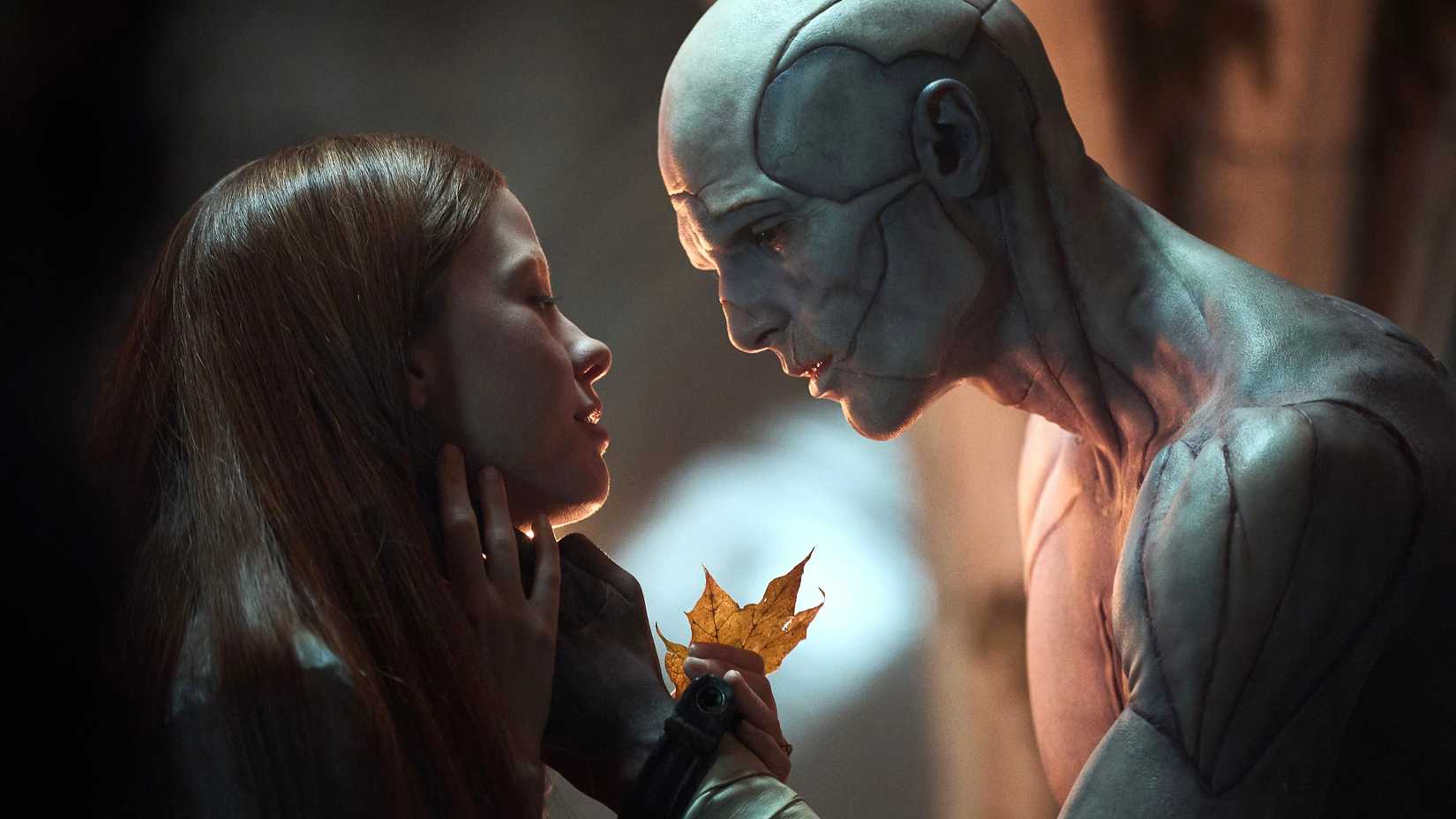 Jacob Elordi e Mia Goth em uma cena de Frankenstein.