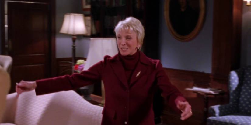 Mia Halloway (Elizabeth Franz) estendendo os braços para um abraço em Gilmore Girls, temporada 2.