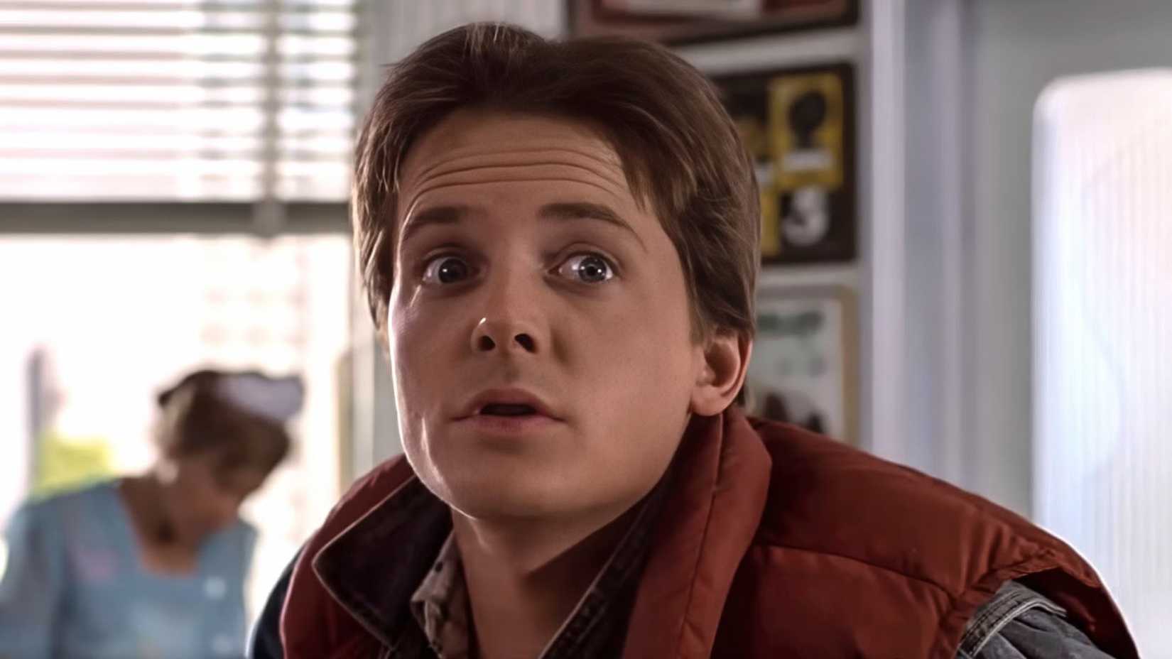 Michael J Fox como Marty McFly parece assustado em De Volta Para o Futuro-1
