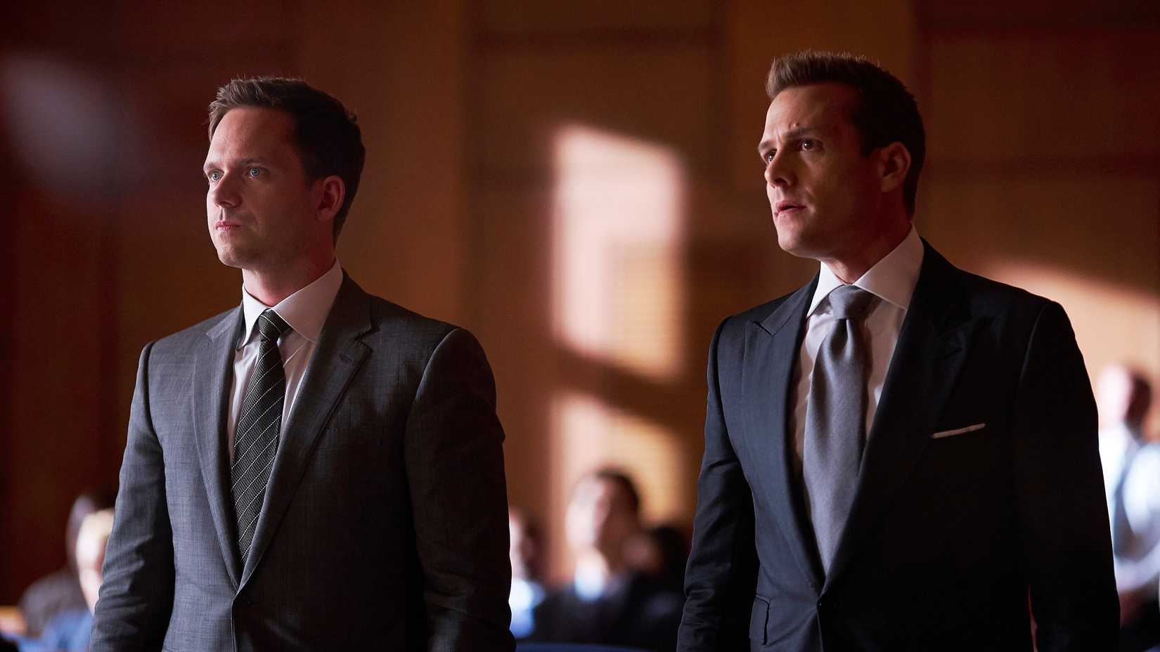 Mike e Harvey em Suits em tribunal