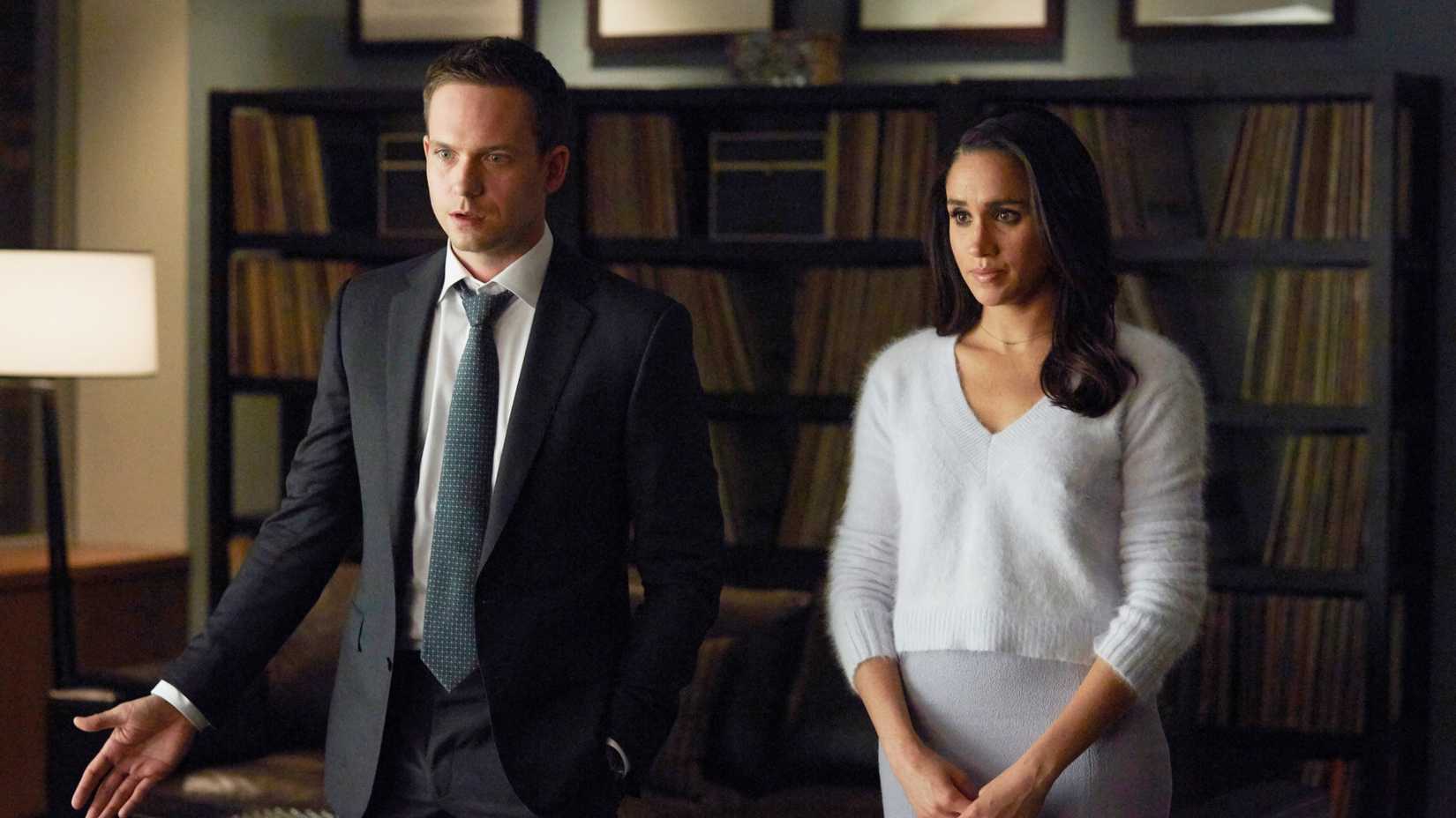 Mike Ross (Patrick J. Adams) e Rachel Zane (Meghan, Duquesa de Sussex née Markle) em Suits.