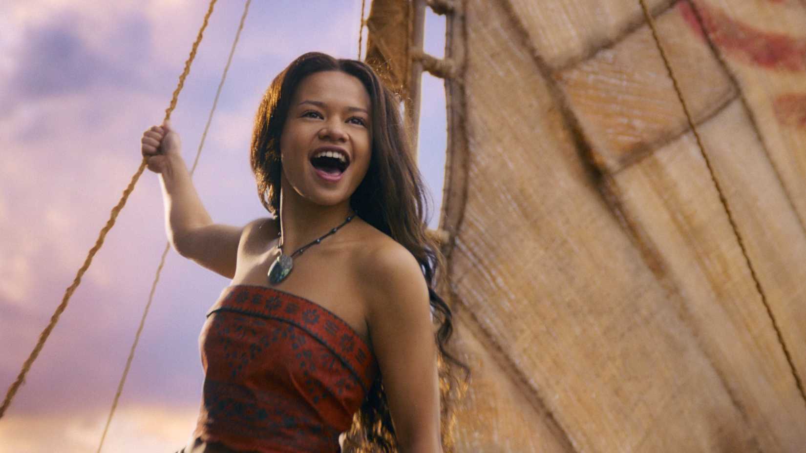 Moana cantando 'How Far I'll Go' em um barco no live-action de Moana
