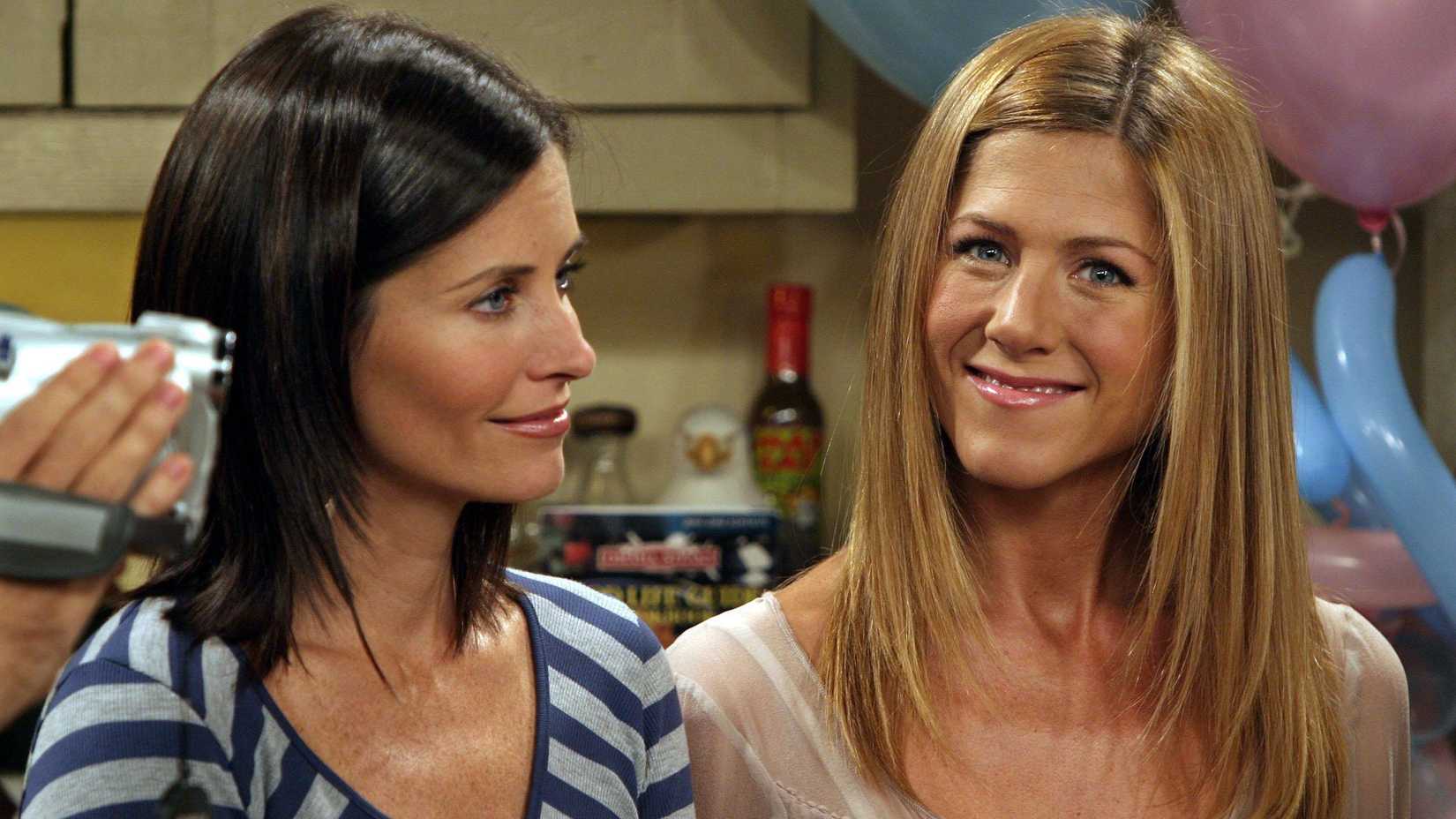 Monica ao lado de uma Rachel sorridente em Friends.