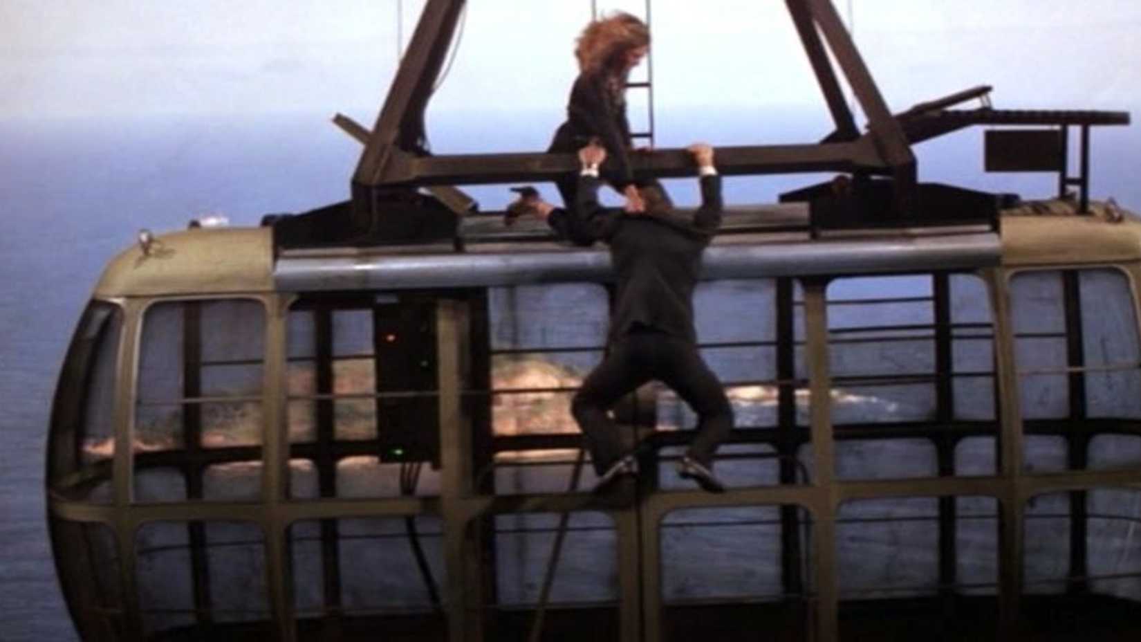 Bond se pendura em um teleférico em 007 Contra o Foguete da Morte