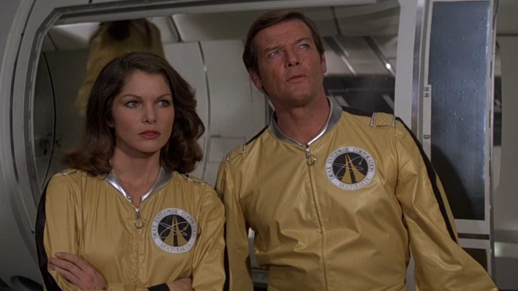 Bond e Holly observam em Moonraker