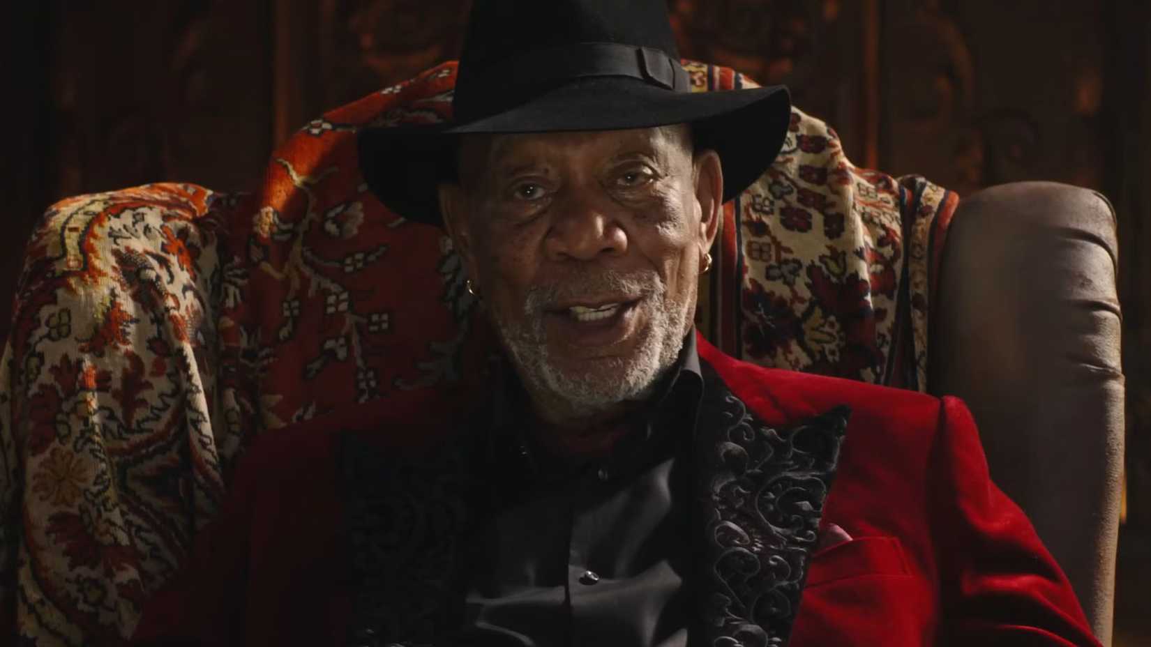 Morgan Freeman sentado e falando para a câmera em Now You See Me Now You Don't