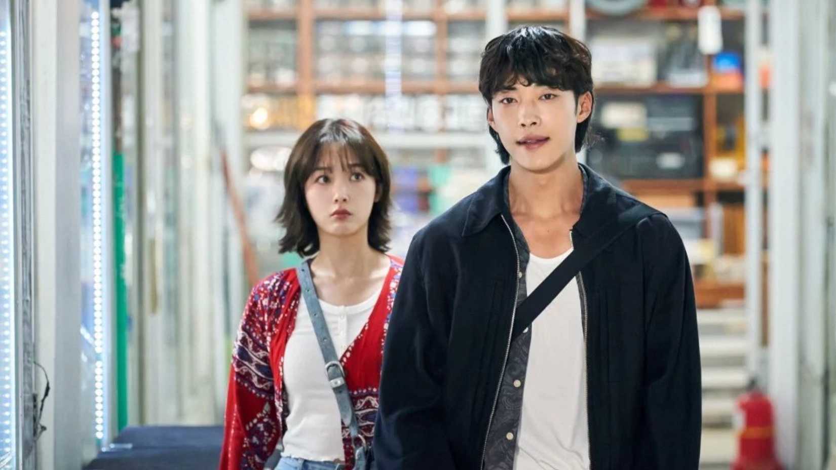 Um homem e uma mulher caminham por um corredor de loja no K-drama Mr. Plankton.