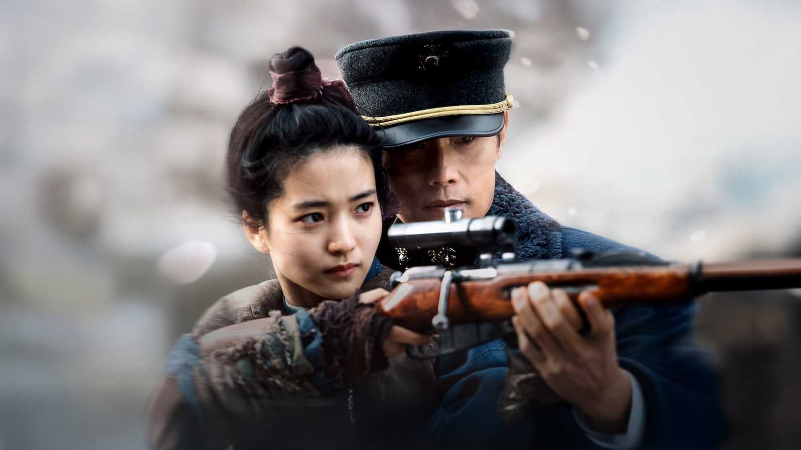 Um homem uniformizado mostrando a uma mulher como segurar uma arma no K-drama Mr. Sunshine.