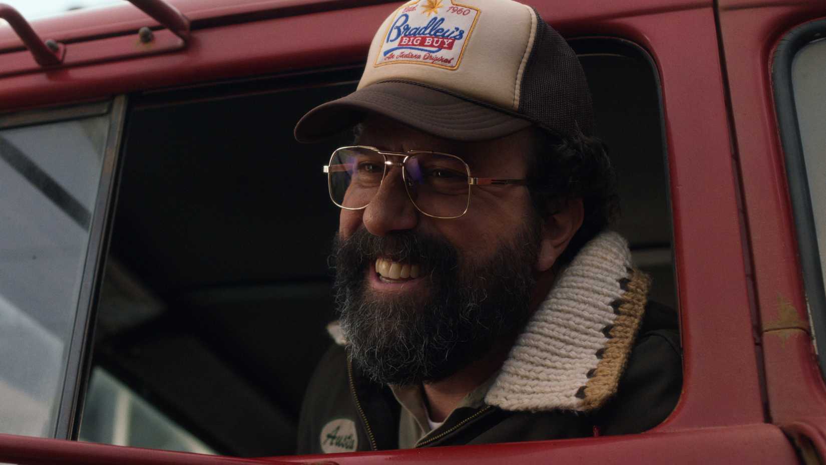 Murray sorrindo pela janela de um caminhão na 5ª temporada de Stranger Things