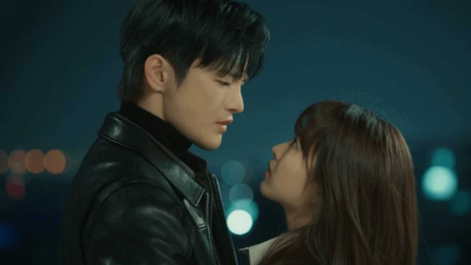 Um homem e uma mulher se olhando em Doom at Your Service.