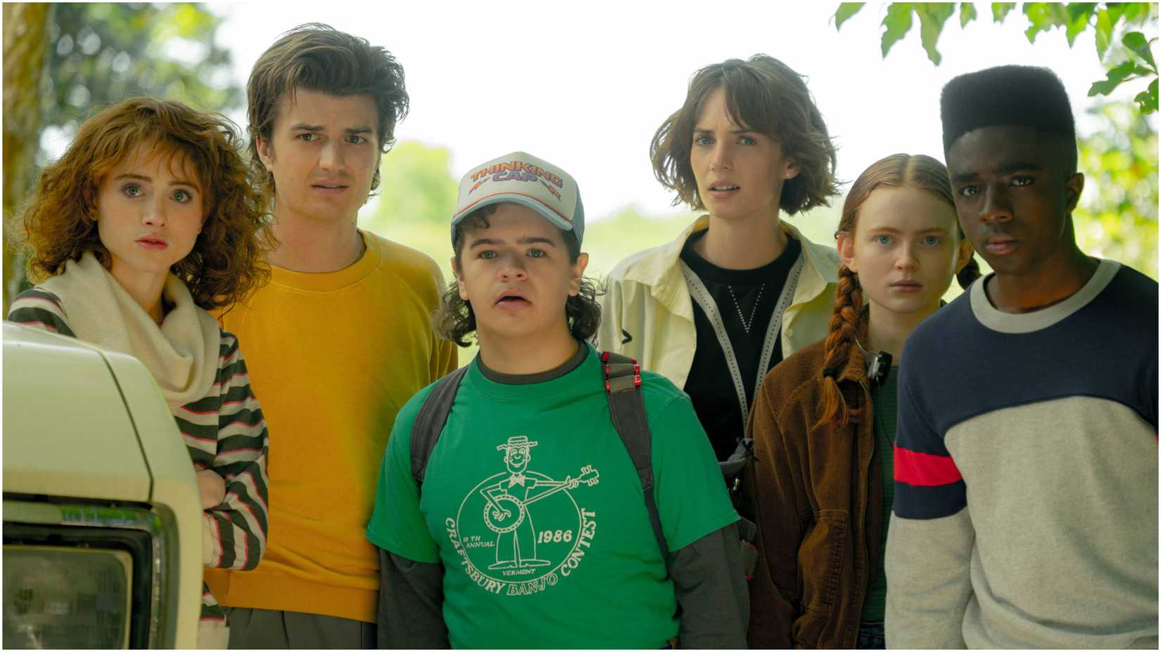 Nancy, Steve, Dustin, Robin, Max e Lucas observando algo suspeito na quarta temporada de Stranger Things
