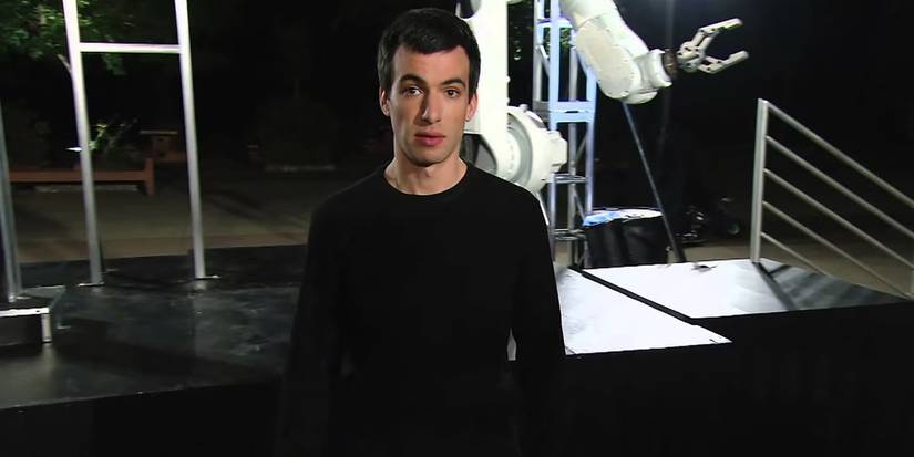 Nathan em pé ao lado da Garra da Vergonha em Nathan for You