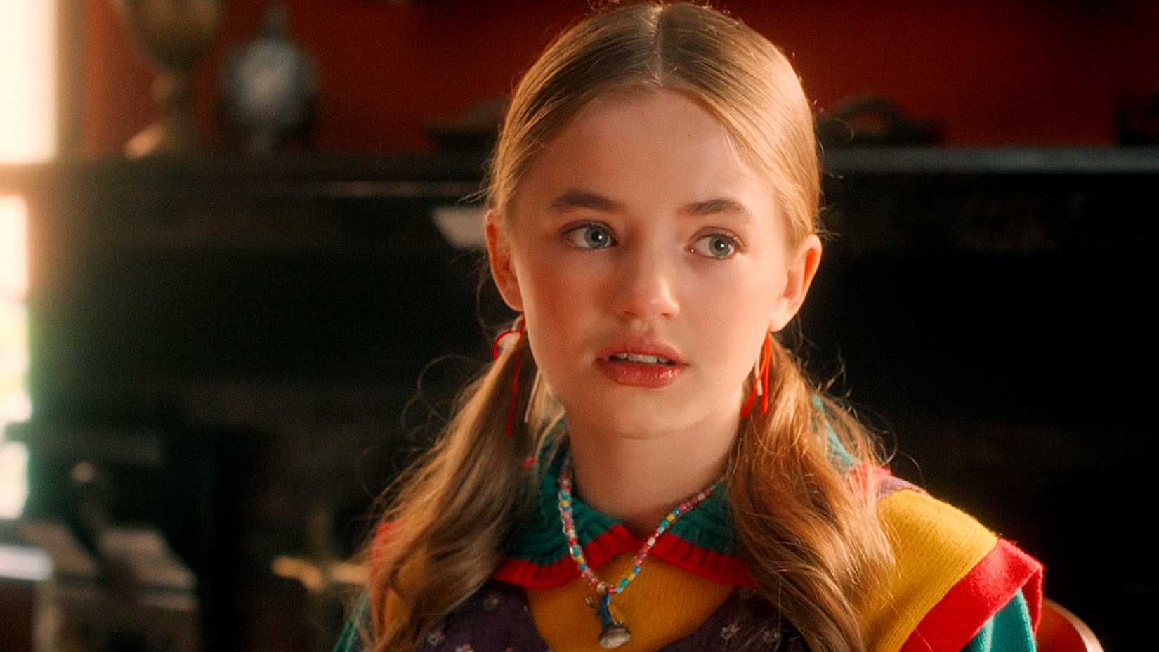 Nell Fisher como Holly em Stranger Things 5.