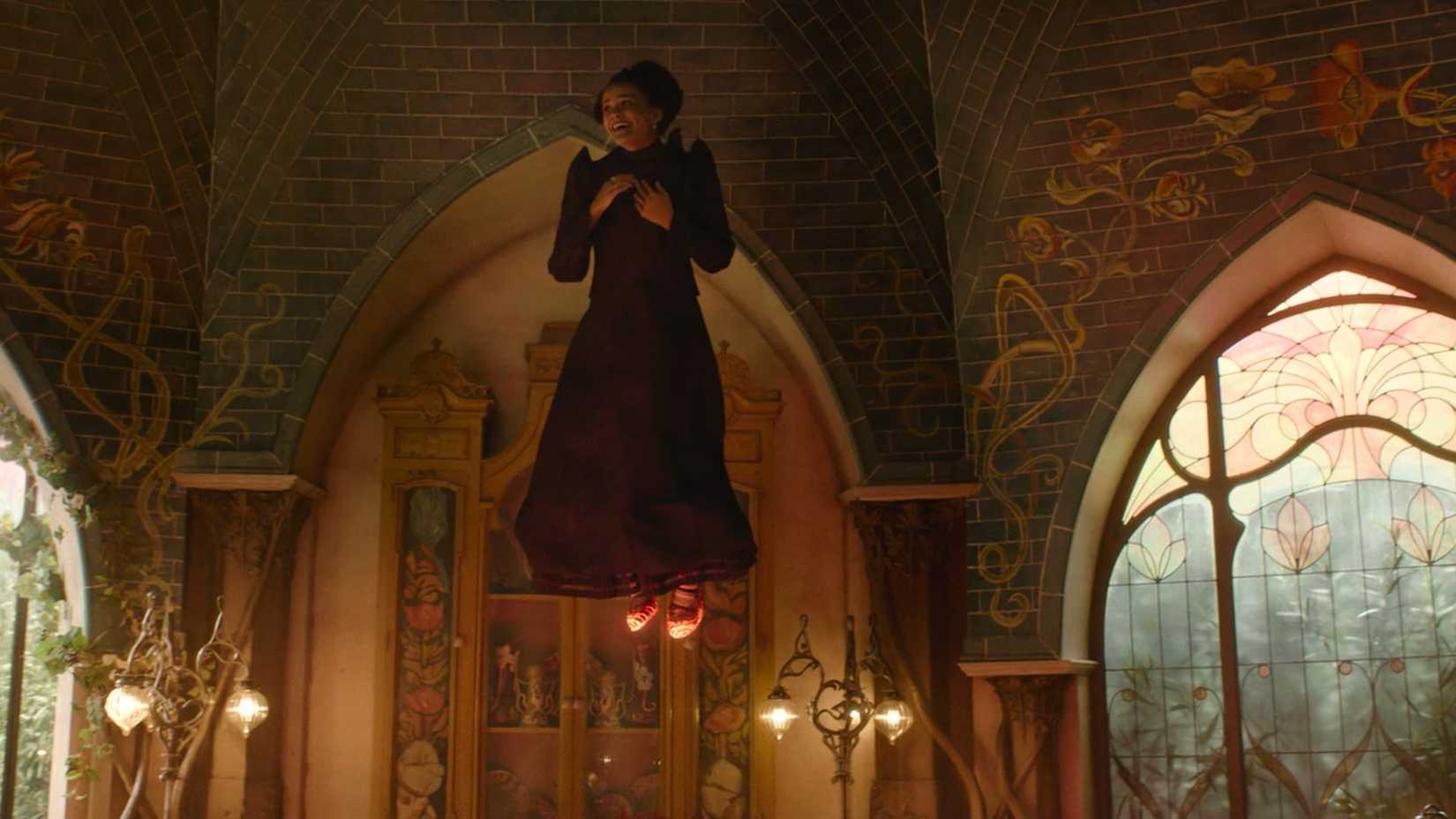 Nessarose flutuando em Wicked: For Good