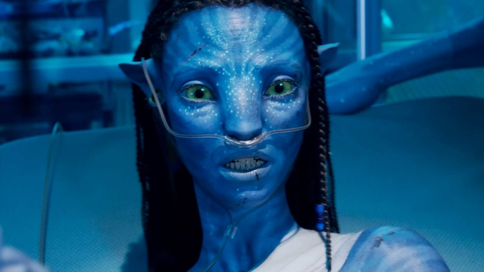 Zoe Saldaña looking worried as Neytiri in Avatar Fire and Ash