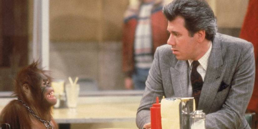 Dan (John Larroquette) conversando com um macaco em Night Court