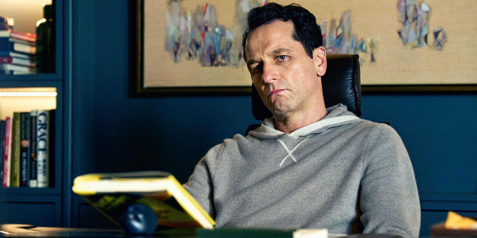 Nile Jarvis (Matthew Rhys) sentado em uma mesa em The Beast in Me