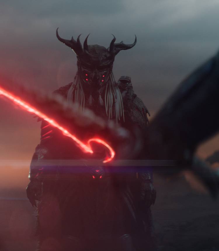 Njohrr olhando para alguém segurando uma espada em Predator: Badlands