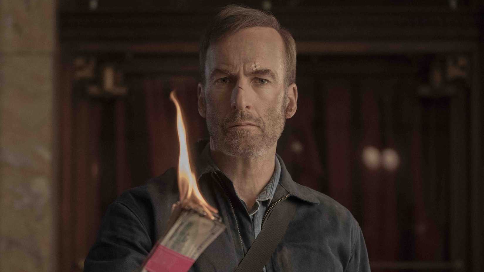 Hutch olha fixamente enquanto segura uma pilha de dinheiro em Ninguém