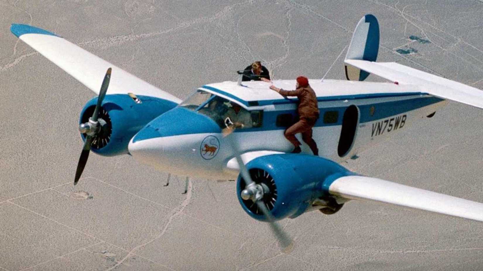 Bond e o capanga de Kamal Khan se enfrentam em um avião em 007 Contra Octopussy