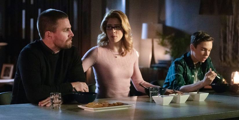 Oliver, Felicity e William sentados juntos no episódio de Arrow