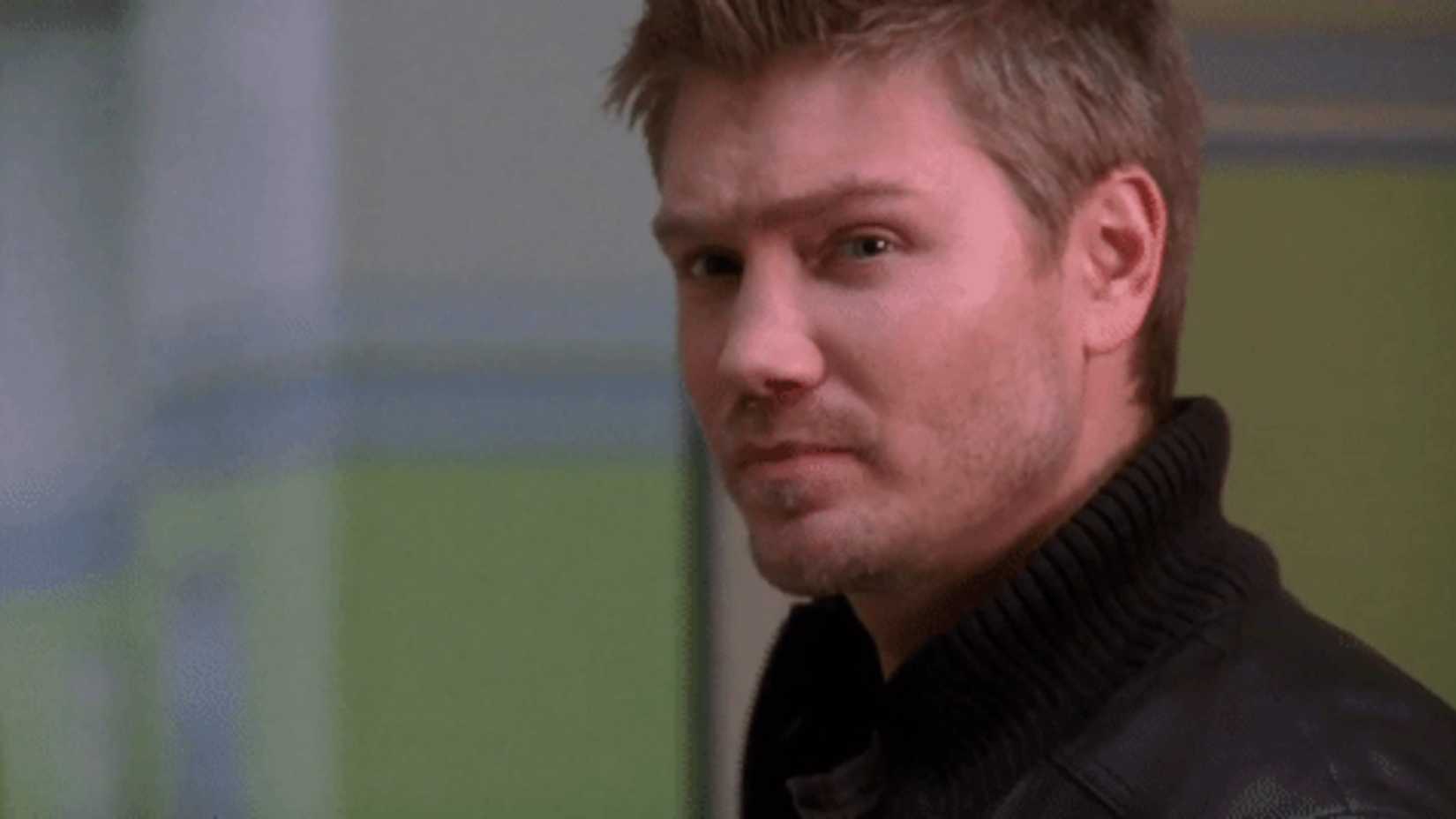 Chad Michael Murray como Lucas Scott em One Tree Hill, com expressão de raiva.
