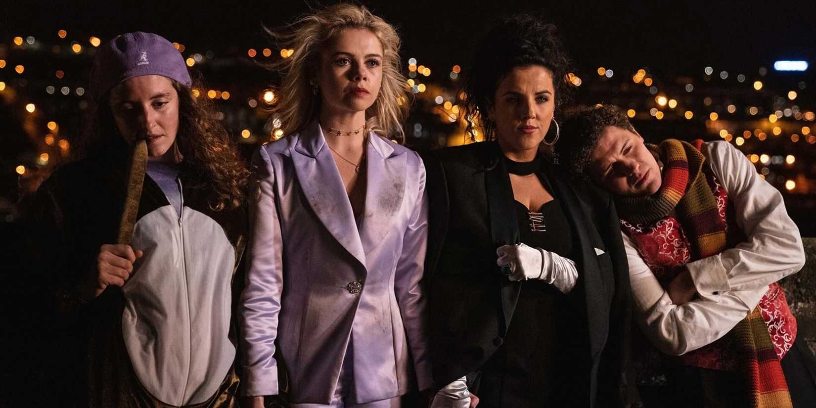 Orla, Erin, Michelle e James no final de Derry Girls.